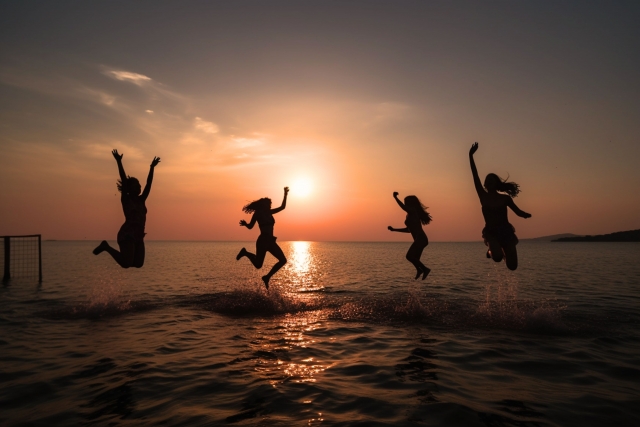 海でジャンプする女性たち