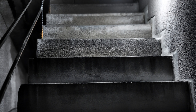 地下へ続く上り階段