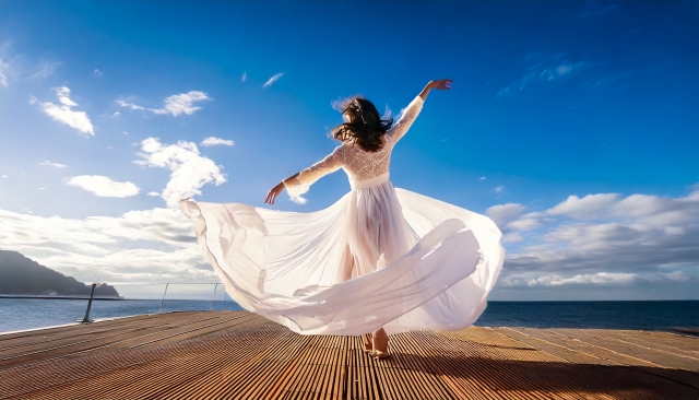 白いワンピースの踊る女性