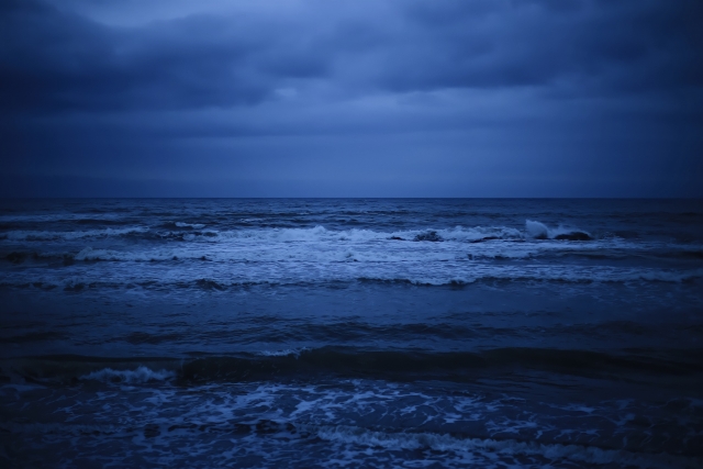 暗い海