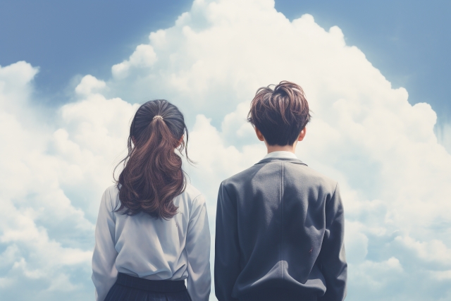 空を見上げる学生たちの後ろ姿