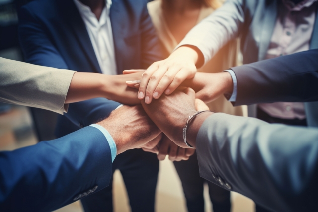 手を取り合う人たち