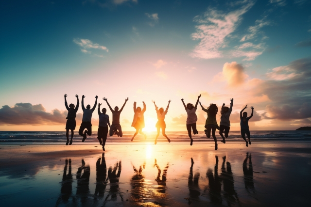 海で飛び跳ねてる人