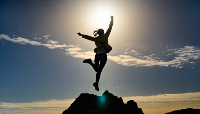 飛び跳ねてる女性