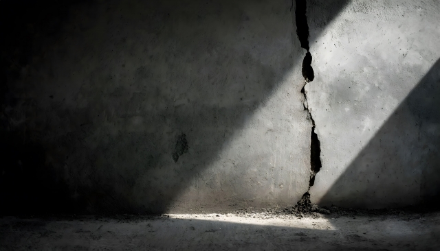 ひび割れの壁