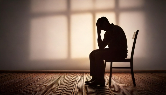 悩んでいる男性