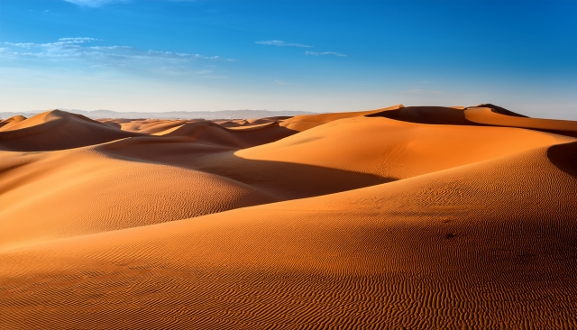 広大な砂漠と青空の美しい風景