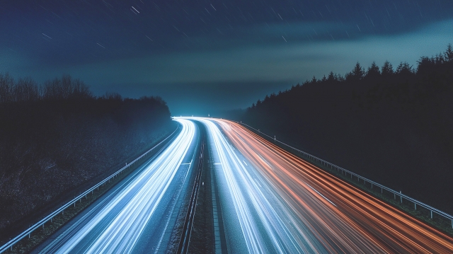 高速道路を流れる光跡