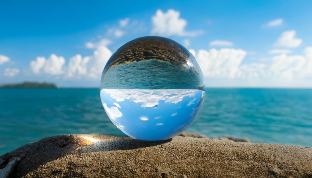 美しい海と空とガラス玉