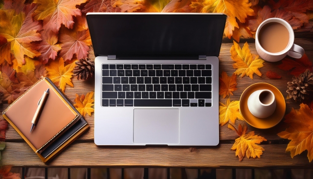 秋の落ち葉とパソコン
