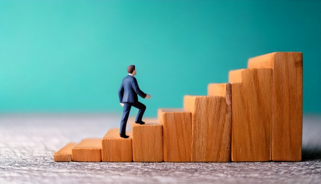 階段をのぼる人