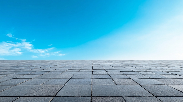 青空の下に広がるタイル敷きの広場