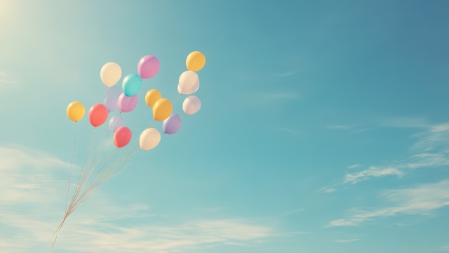 青空に浮かぶカラフルな風船たち