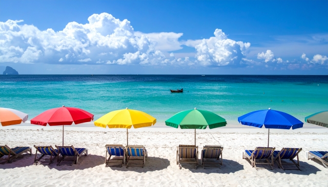 カラフルなパラソルが並ぶリゾートビーチ
