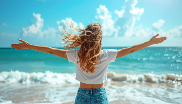 両手を広げる女性の後ろ姿