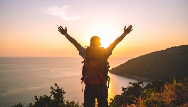 両手を広げる男性