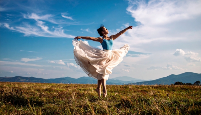 青空の下、踊る日本人女性