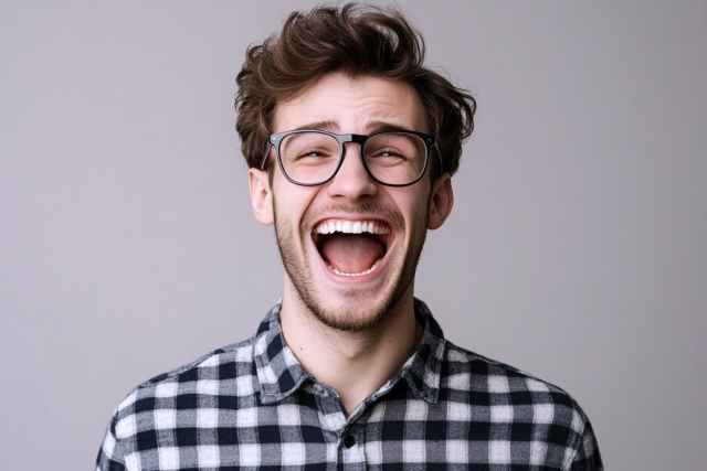 大きな笑顔を見せる若い男性