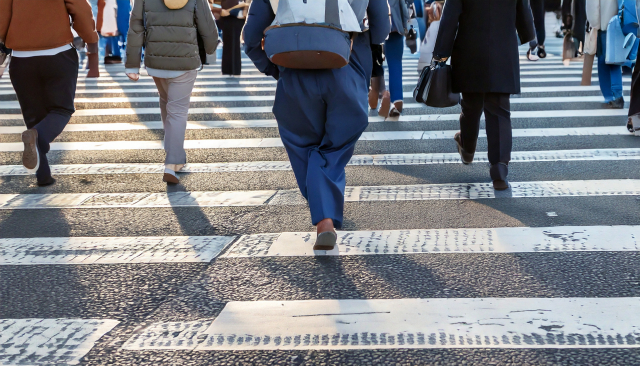 都会の横断歩道を渡る人々の足元