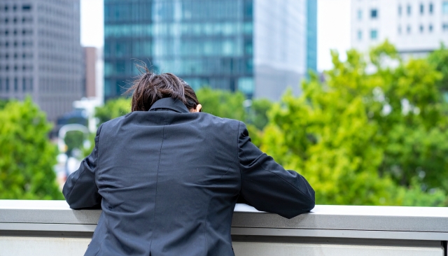 悩み抱えるビジネスウーマン