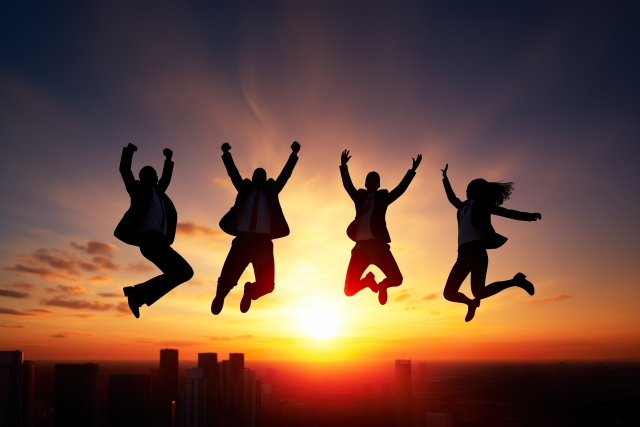 夕日を背景に跳ねてる人たち
