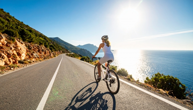 サイクリングしてる女性