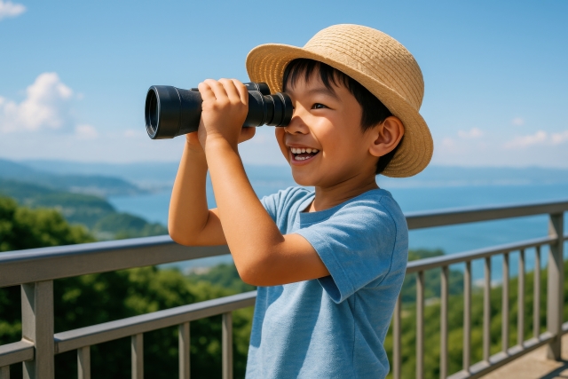 双眼鏡で遠くを見る子ども