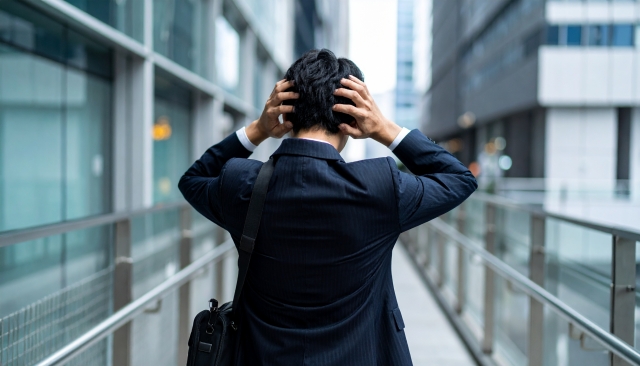 頭を抱えるビジネスマン