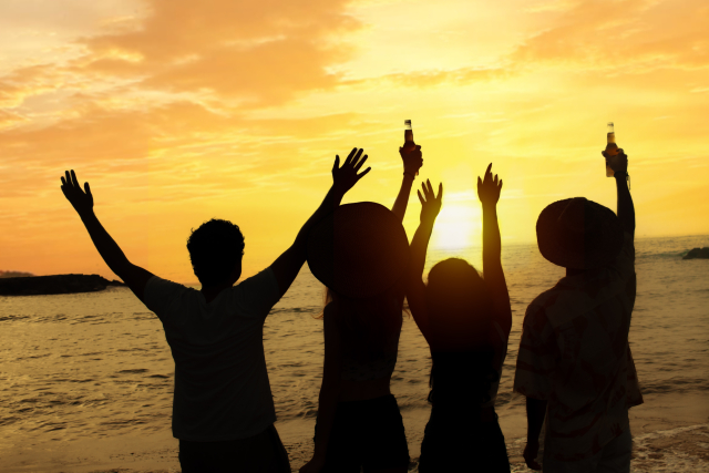 手をあげる人たち