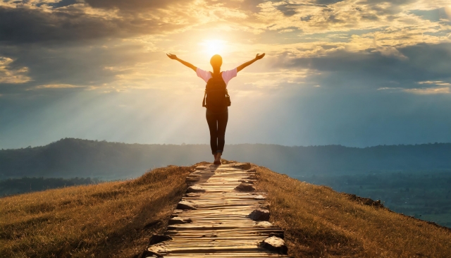 手を広げてる男性