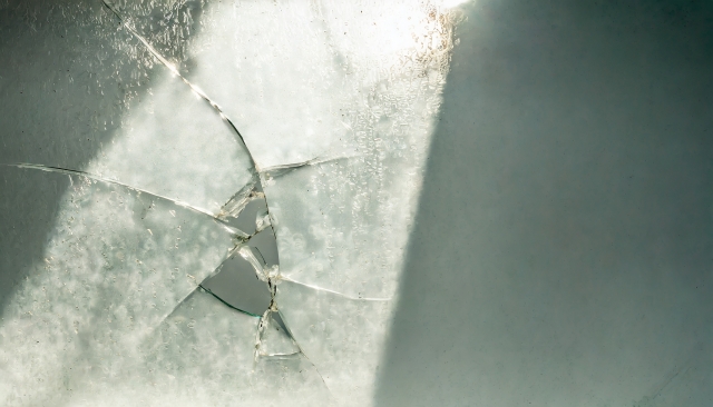 ガラスにヒビ