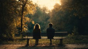 ベンチで並ぶ人